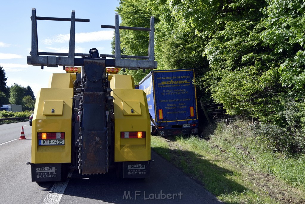 LKW in Boeschung A 3 Rich Frankfurt Hoehe Roesrath Lohmar P013.JPG - Miklos Laubert